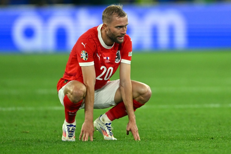 姆韦内大腿拉伤 莱默尔客串左后卫对位亚马尔