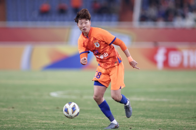 10人泰山客场0-2国安,高准翼:郑铮罚下后一边倒