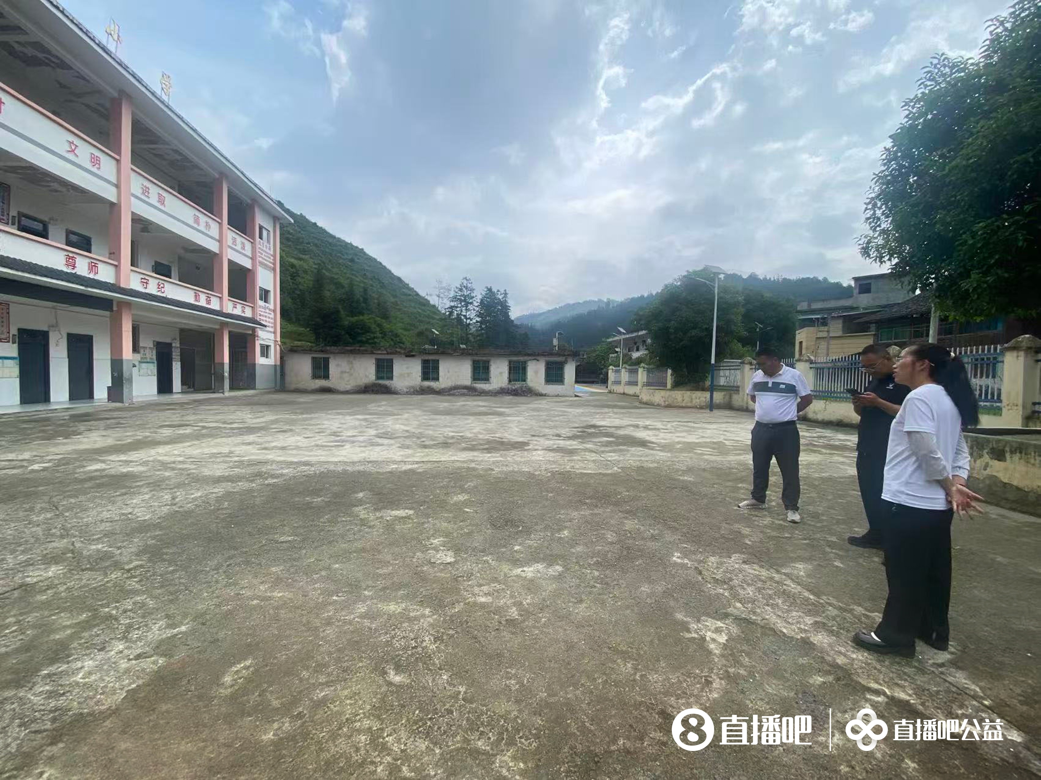 贵州大山里水泥地变草坪 岑最小学公益足球场落成 贵州大山里水泥地变草坪 岑最小学公益足球场落成