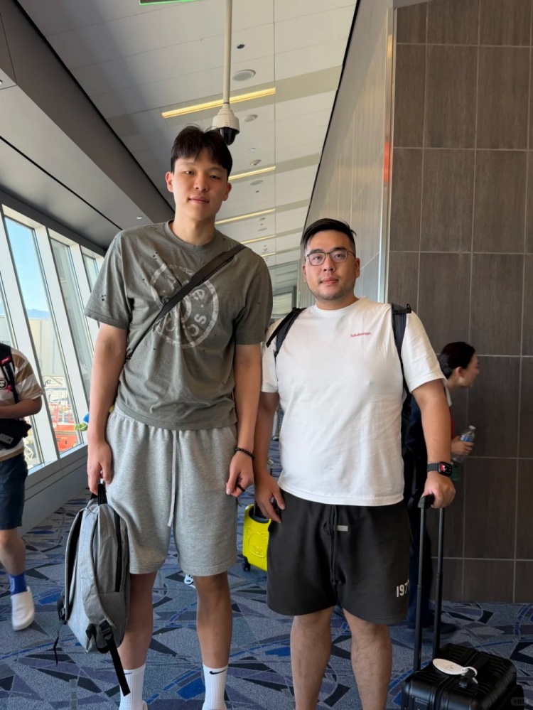 杨瀚森现身拉斯维加斯机场,开拓者夏联首战定档7月11日
