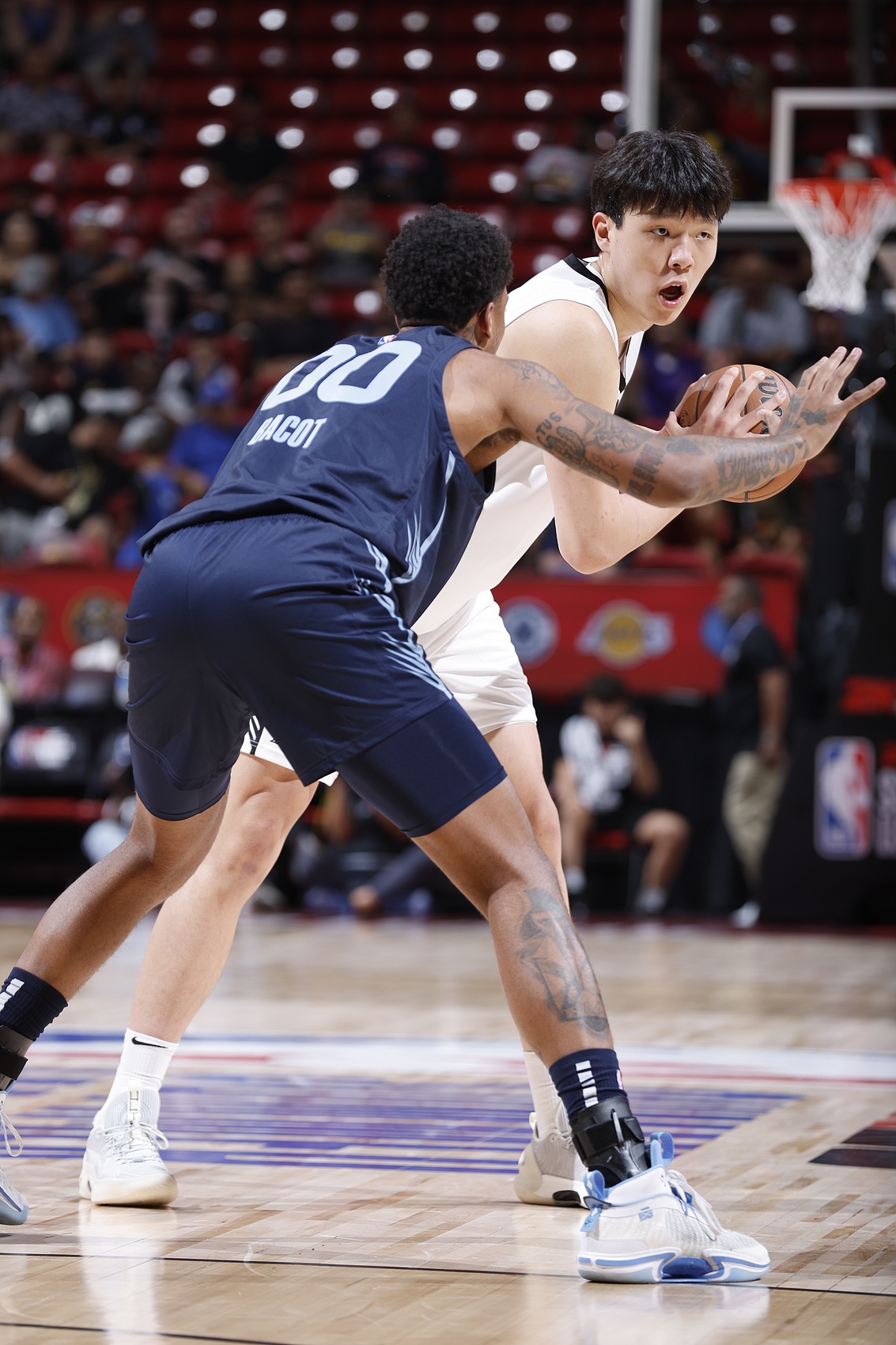 杨瀚森低位单打遭公开质疑:对位巴科时完全无法背身