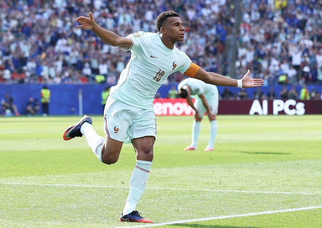 法国2-0摩洛哥：姆巴佩传射刷数据，德尚20分钟前已为半决赛留力