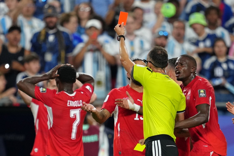 FIFA新规争议:恩博洛假摔红牌暴露“身份混淆”规则漏洞
