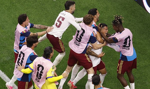 法国0-2西班牙：心理崩塌与体系碾压，亚马尔12场全胜刷新纪录