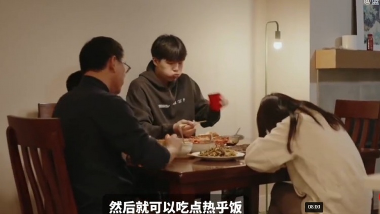 杨瀚森首谈女友:客场凌晨两点吃热饭 经纪人曝深夜加练 杨瀚森首谈女友:客场凌晨两点吃热饭 经纪人曝深夜加练