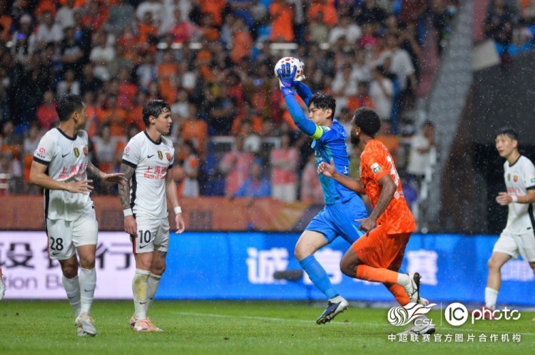 双球争议+越位无效，海港客场2-2遭云南玉昆逼平