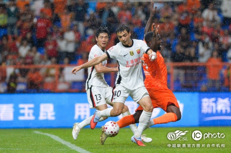 双球争议+越位无效，海港客场2-2遭云南玉昆逼平