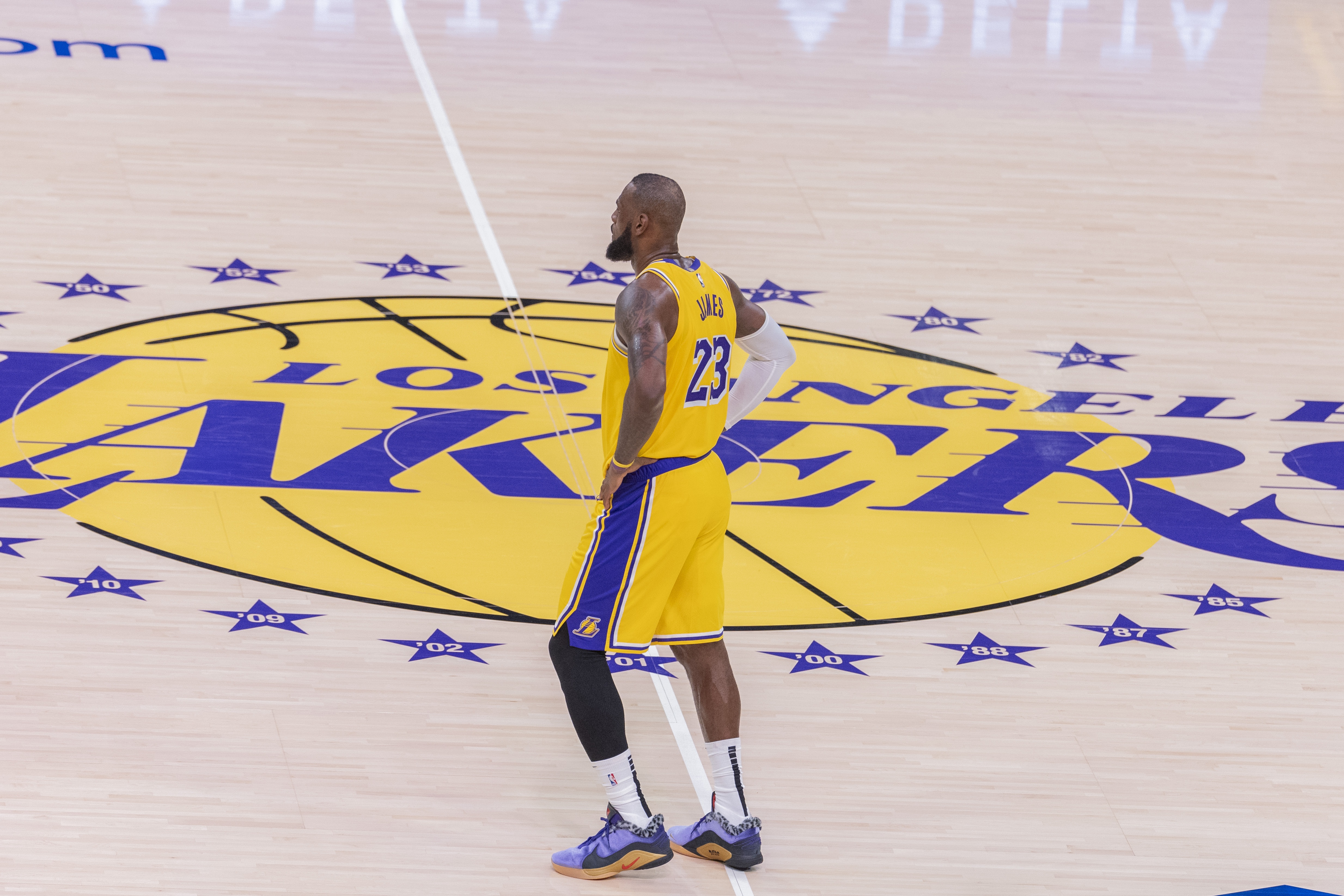 Skip爆内幕:詹姆斯想终老湖人,遭管理层拒绝后心碎
