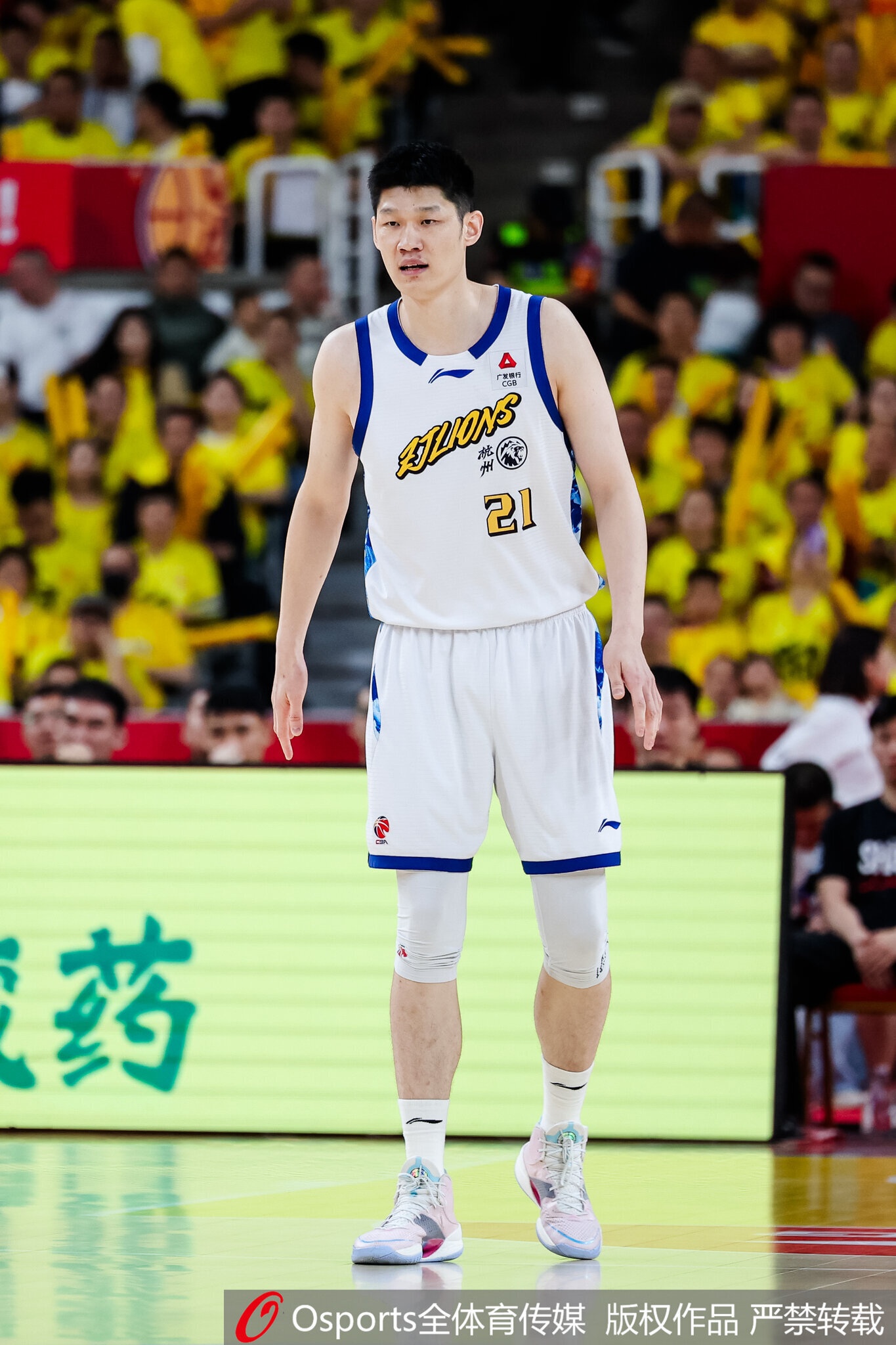 广厦续约塔克在即，布朗签约权将交易，胡金秋续约暂停