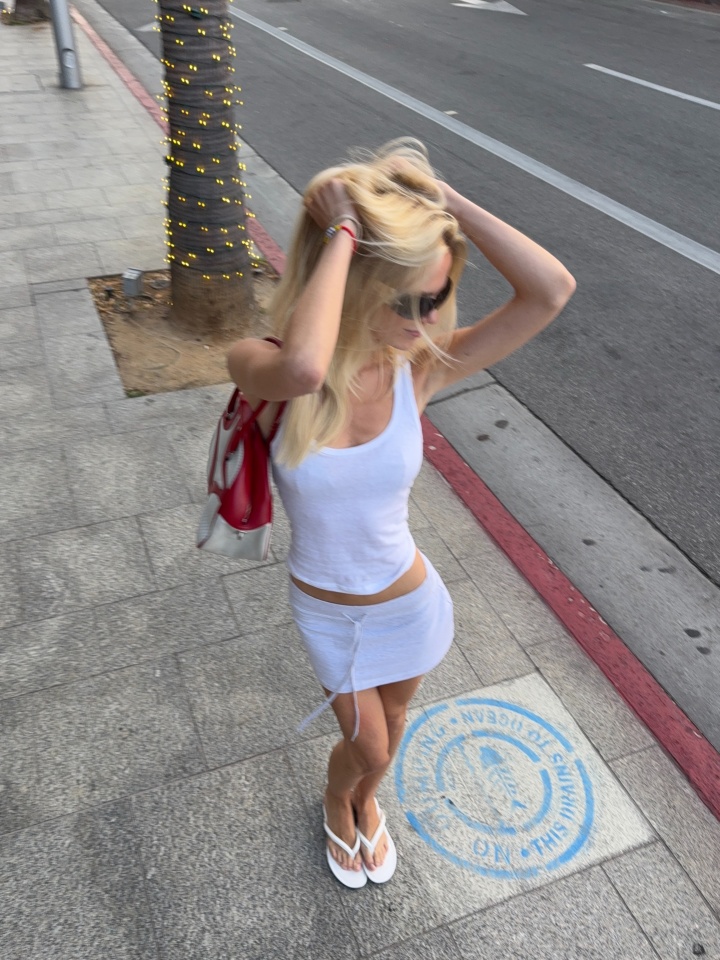 佩德里赛后与女友亲吻，哈兰德C罗开启假期，亚马尔与大力神杯合影