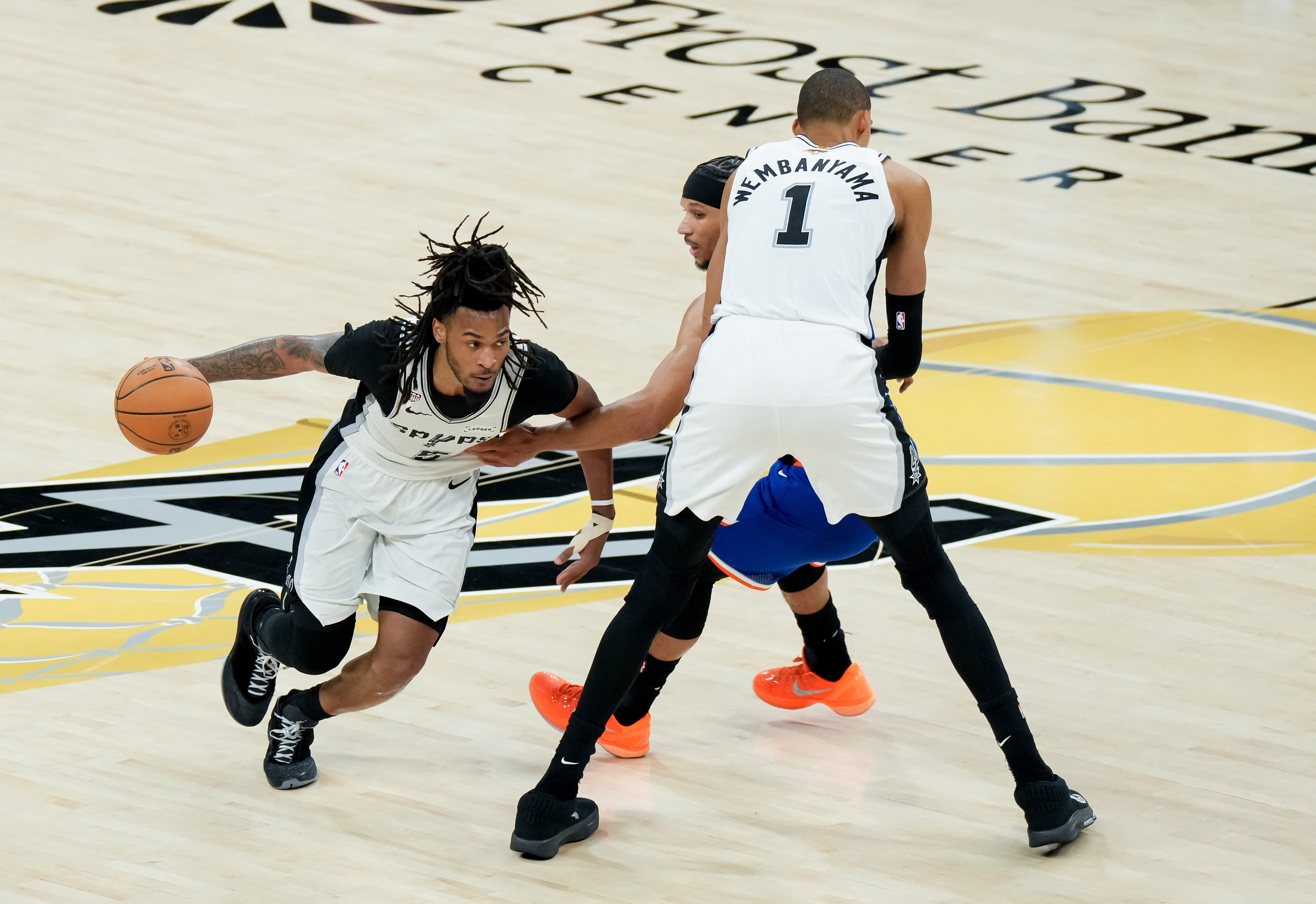 降薪5000万，文班亚马续约马刺：不愿球队被薪资束缚