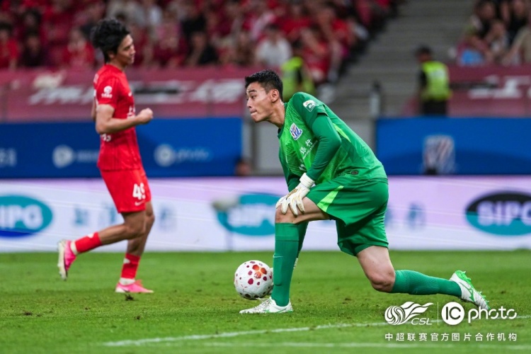 莱昂纳多李新翔破门 上海海港2-0赢德比 莱昂纳多李新翔破门 上海海港2-0赢德比