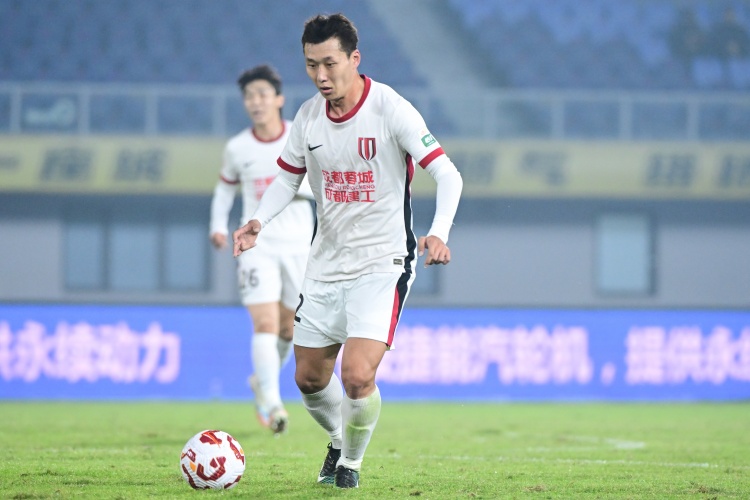成都蓉城首发临阵换将 李扬替下韩鹏飞