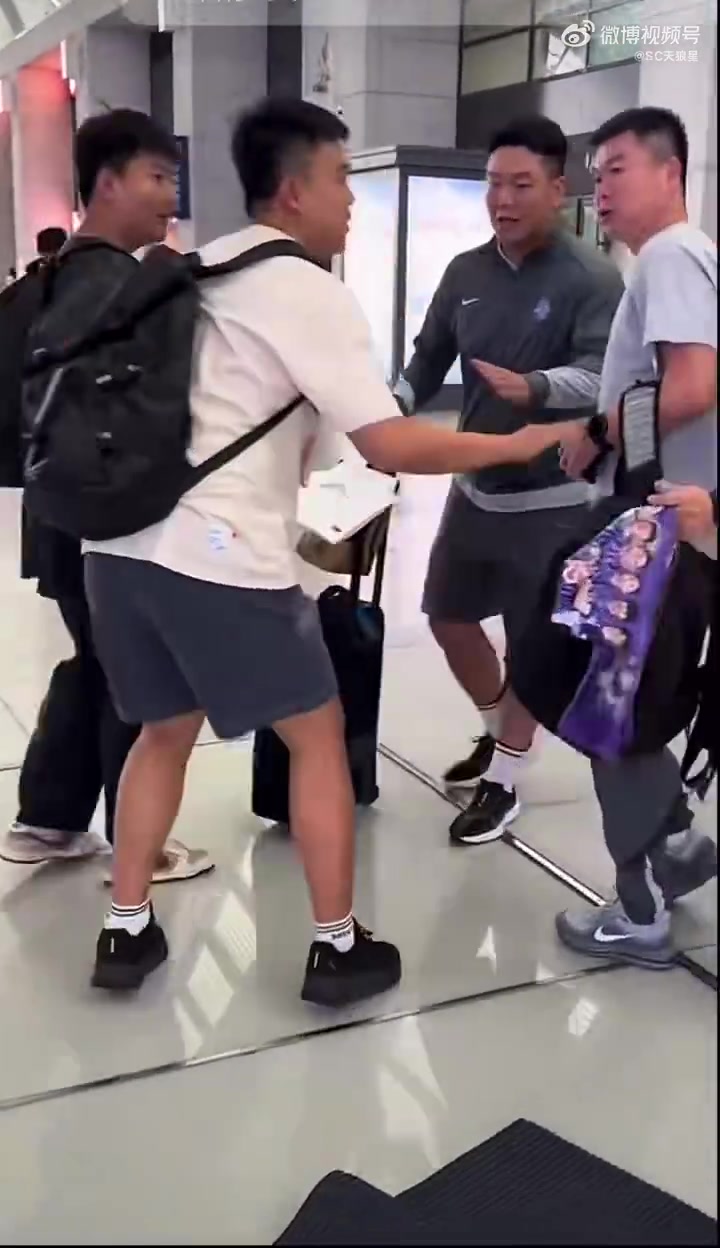 津门虎返津遭遇惊魂一幕：球迷滑倒险铲于根伟