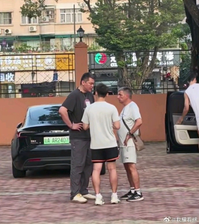 朱芳雨现身宏远俱乐部 与新外教团队完成交接