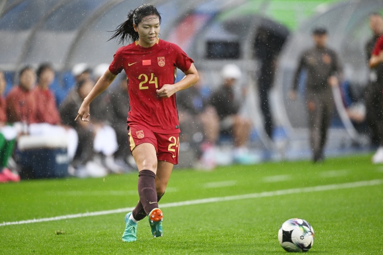 U20女足昆明冒雨拉练，8月三战朝鲜冠军