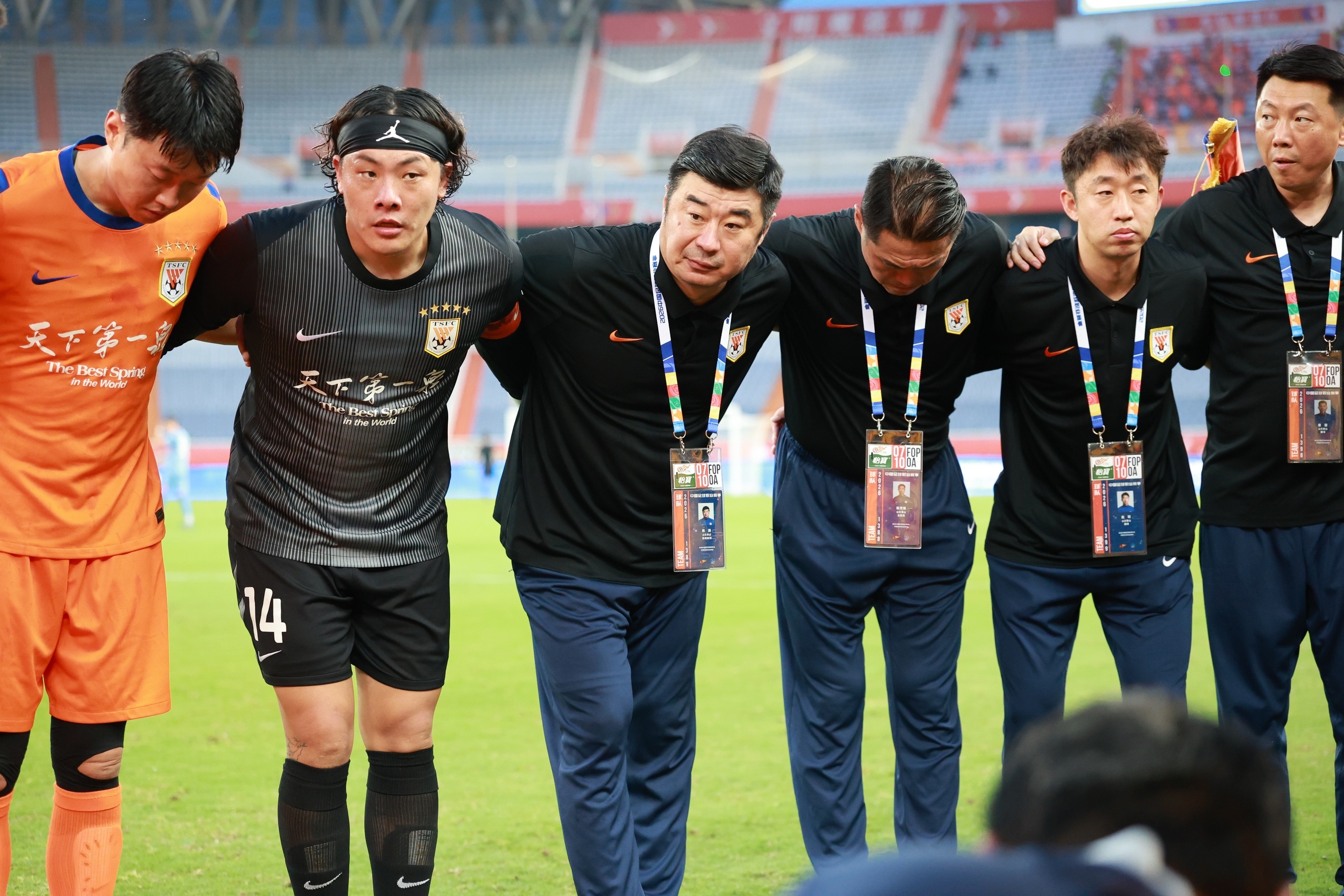 泰山主场1-2河南：15轮连失球纪录延续，北看台喊出“不踢滚蛋”