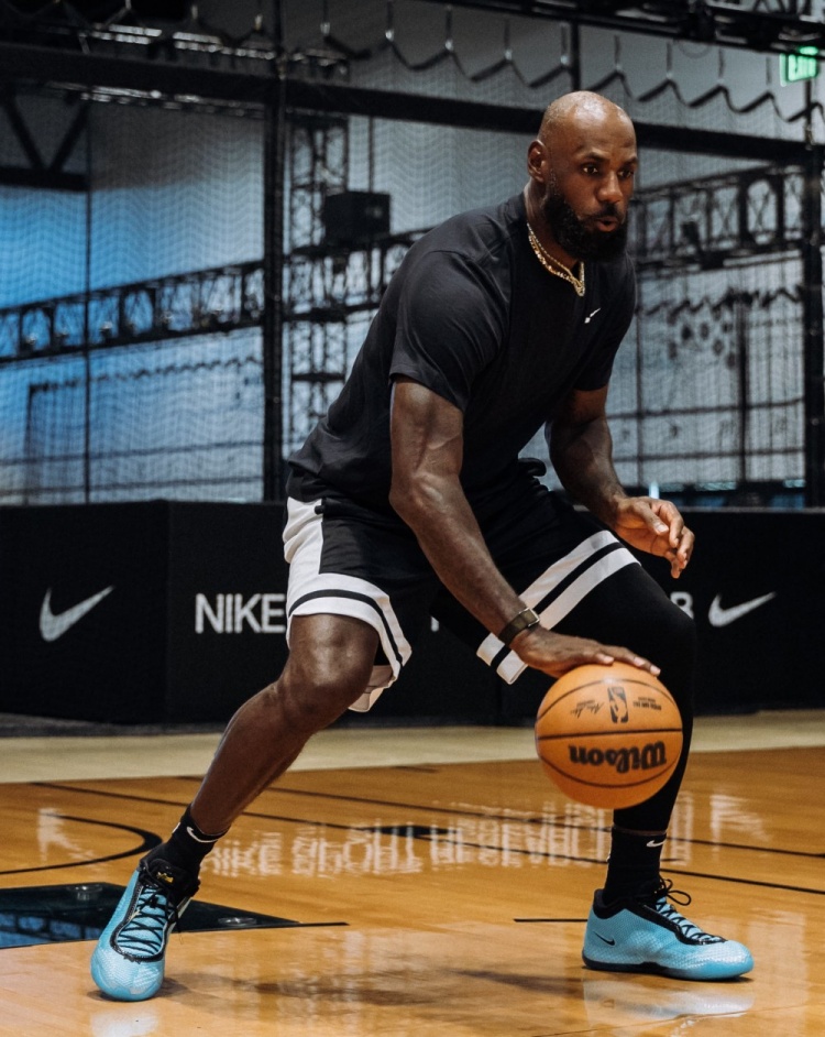 詹姆斯晒第24代签名鞋训练照：训练永不停歇，LeBron 24已在路上