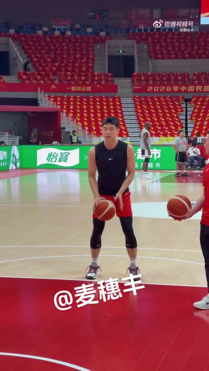 崔永熙偰李永炜赛前投篮加练 中国男篮今晚19:30战乌拉圭 崔永熙偰李永炜赛前投篮加练 中国男篮今晚19:30战乌拉圭