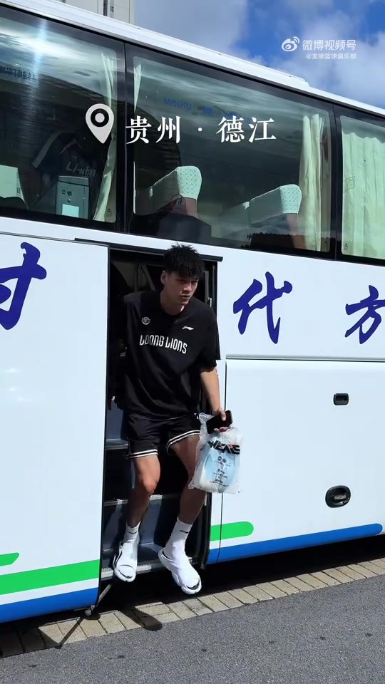 广州龙狮踩场德江县体育馆 全队加练退防与三分 广州龙狮踩场德江县体育馆 全队加练退防与三分