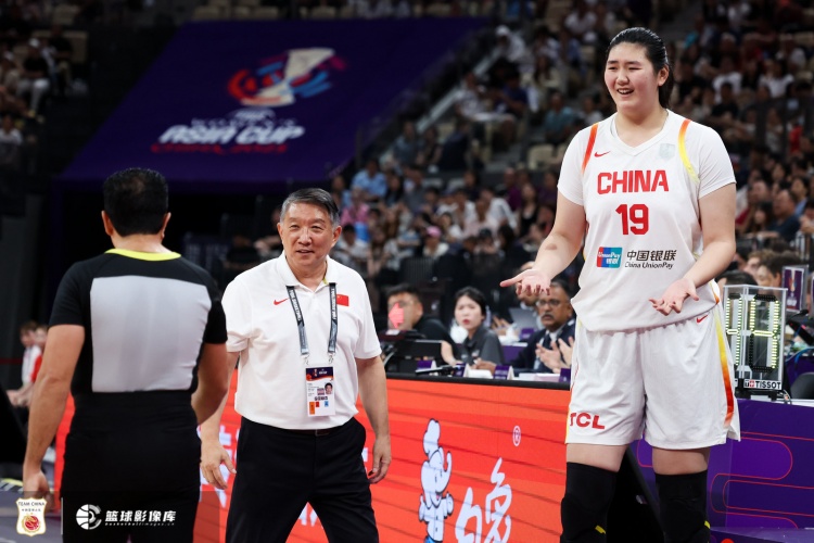 中国女篮18日赴欧拉练 宫鲁鸣:世界杯是中期大考 中国女篮18日赴欧拉练 宫鲁鸣:世界杯是中期大考