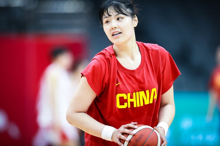 媒体人:护照遗失这理由难让人信服 不如不说 李月汝不去就不去呗