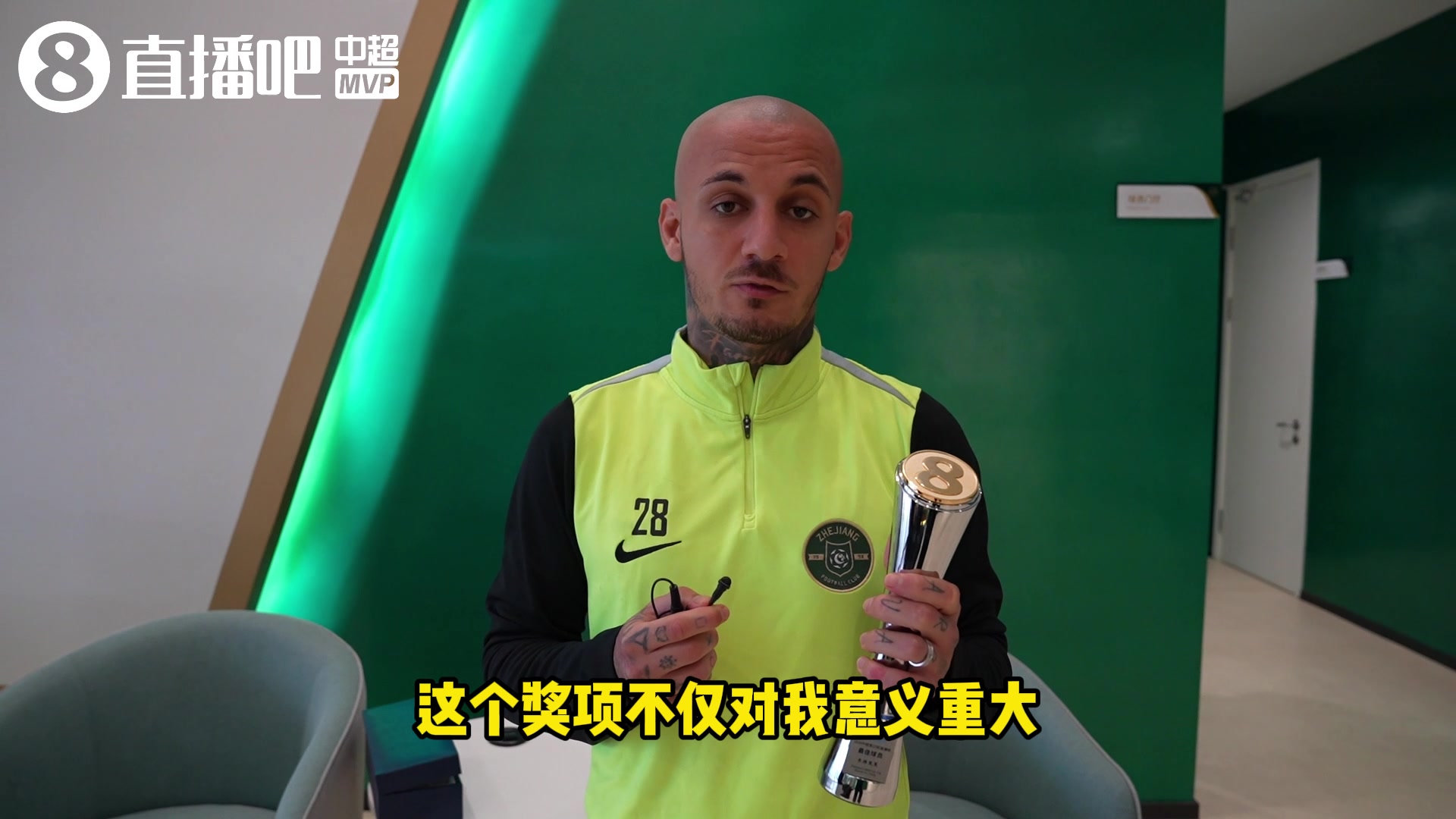 米特里策领取奖杯:三分比什么都重要 愿在中国生活很多年
