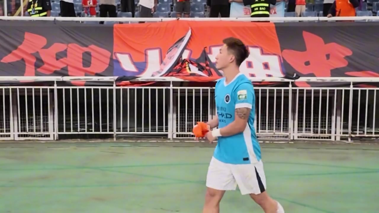 泰山队旧将姚均晟赛后谢场感谢泰山球迷,与王大雷交流