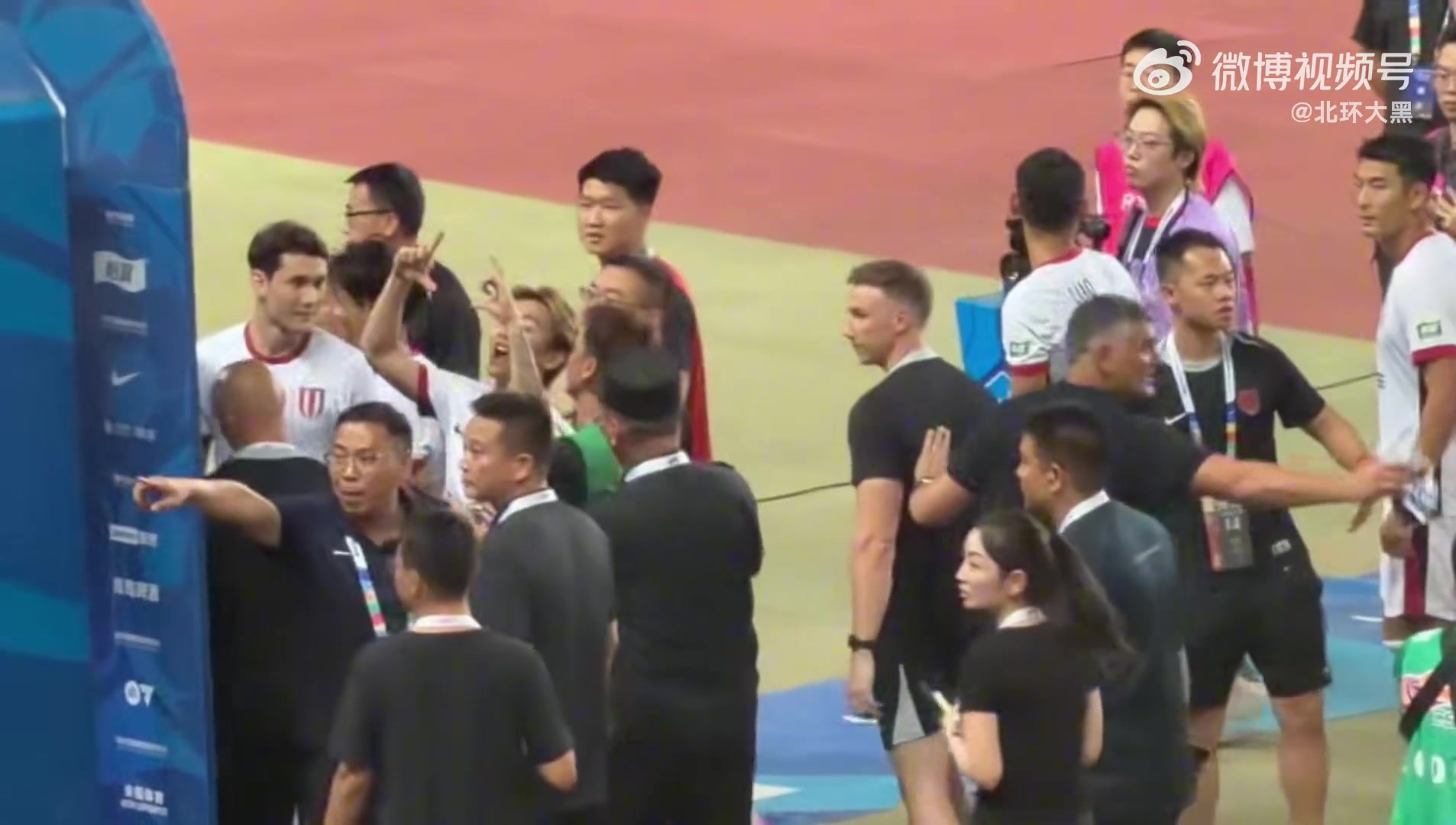 啥意思?韦世豪赛后与河南球迷对峙,双手比了一个圆的手势