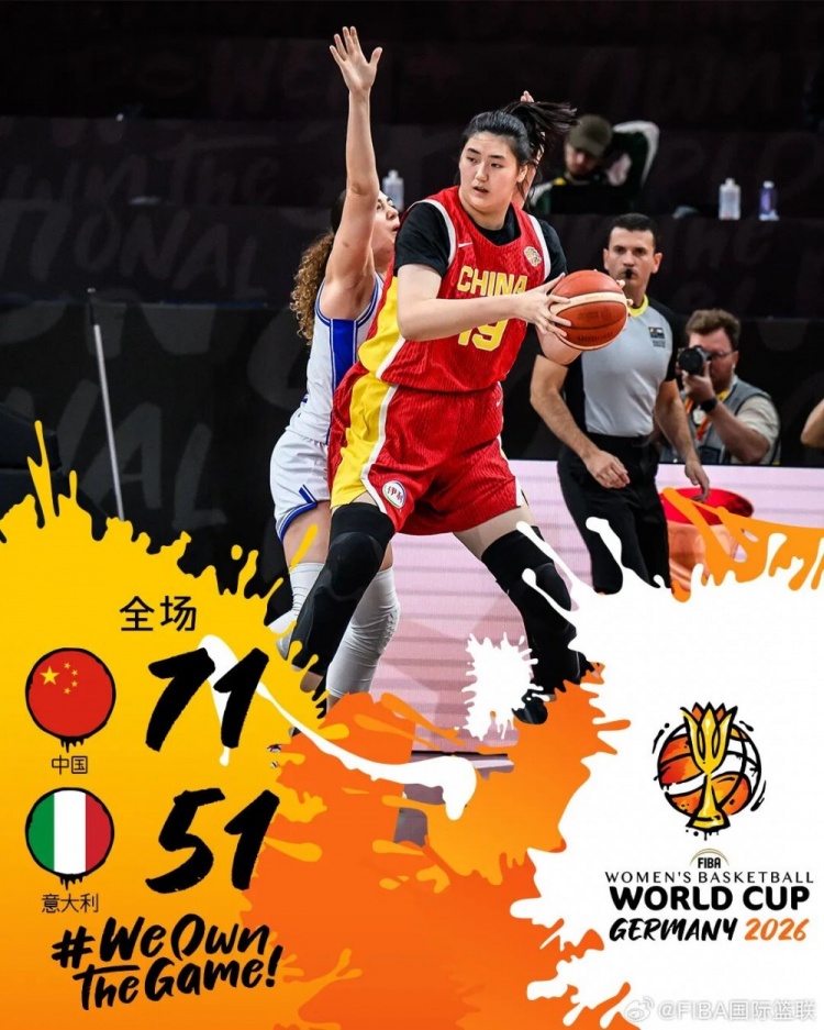 当国歌响起,4位中国女孩也站上了世界杯的舞台