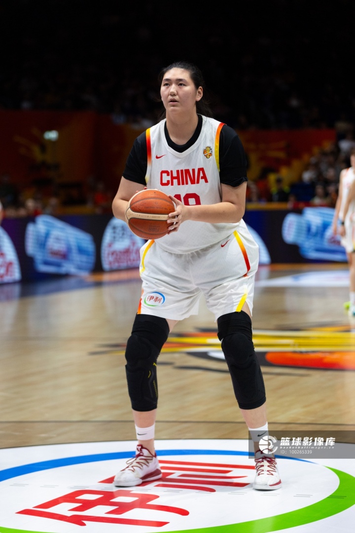 解说:女篮上半场发挥上佳 收官上李缘拖沓 张子宇弱侧配置可优化