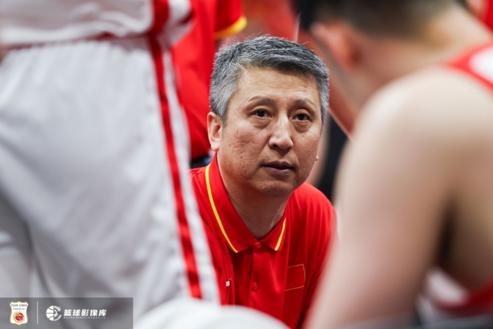 解说:中国男篮在小组赛更多是调整状态、适应场地、演练战术