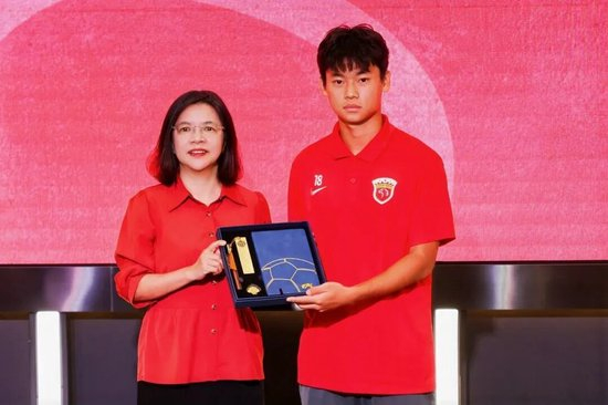 上海海港U17出征法国欧塞尔 武磊送上留洋寄语 上海海港U17出征法国欧塞尔 武磊送上留洋寄语